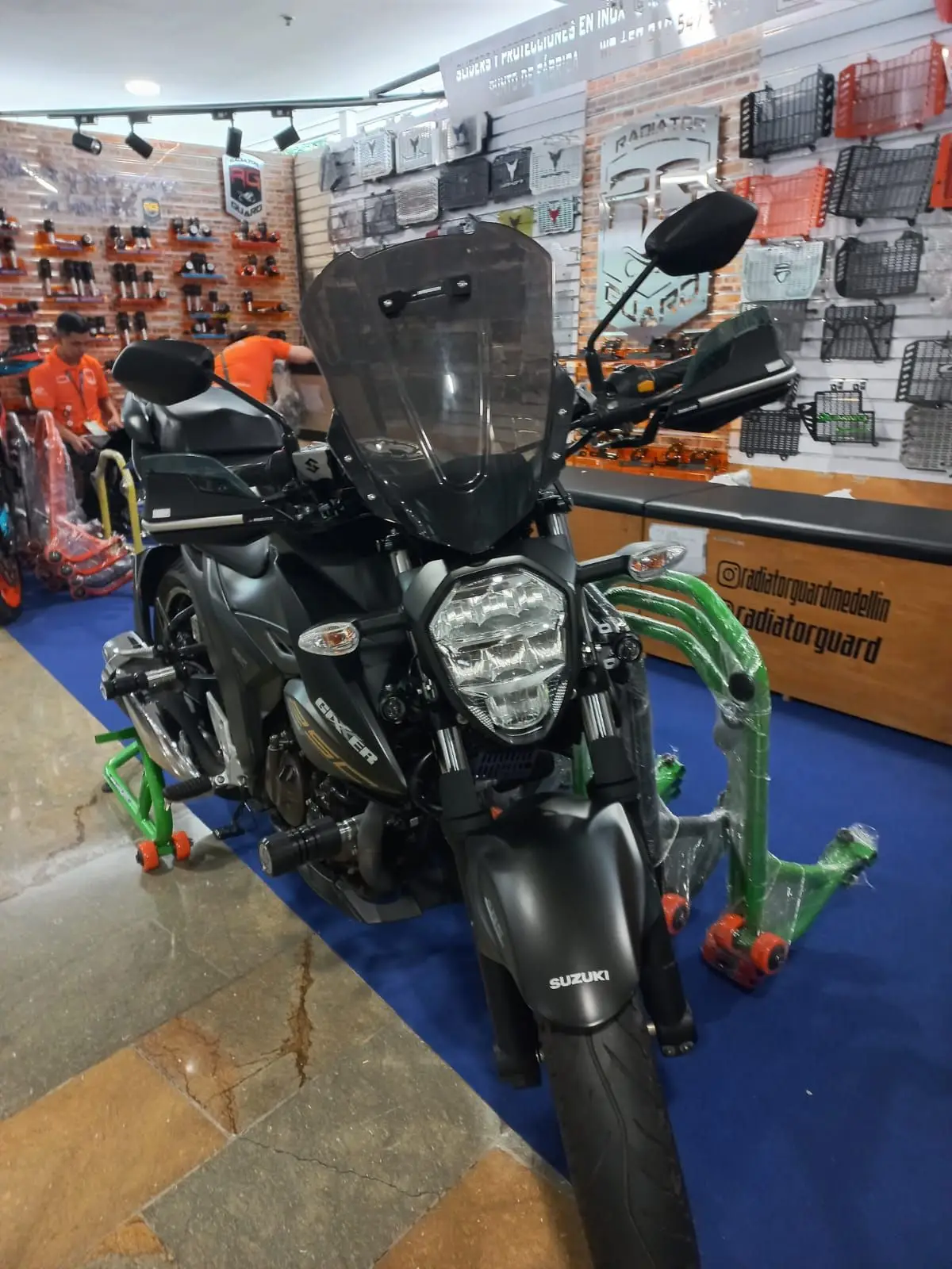 gixxer_cupula_y_hand_saver_xcape_touring_silver_1.webp
